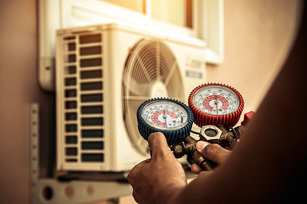 Professional Hvac technician working in Duluth, GA